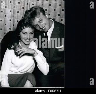 Juin 06, 1958 - Tommy Steele est de se marier : Tommy Steele, rock 'n' roll, idole de la Grande-Bretagne est d'adolescentes, les tue. Il a annoncé son engagement la nuit dernière à 21 ans, l'actrice Ann showgirl Donoughue, ex-mannequin et ancien moulin fille. C'était il y a 14 mois que Ann, apparaissent maintenant dans le West End Show ''Expresso Bongo'', a rencontré Tommy dans sa loge de Chiswick Empire, et est tombé en amour. Photo montre la nuit dernière, l'image de Tommy Steele et sa fiancée Ann Donoughue après qu'ils ont annoncé leur engagement. Banque D'Images