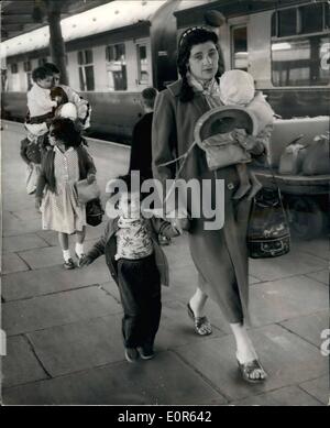 Juin 06, 1958 - elle a été prisonnier dans un harem du roi. Vingt-cinq ans Glasgow né Mme Rita Nasir, est arrivé à Tilbury hier et a dit de sa vie d'luxiry comme un prisonnier dans le harem du Roi de l'Yémen. Pour les mois, Mme Nasir, épouse d'un Yémen electronics, Ahmed Nazir, était sous bonne garde pour le King's 200 conoubines dans le palais Royal ay au Yémen, il y a cinq mois, au cours d'une visite à Londres, le Prince Al Badr cultivés du Yémen a rencontré le mari de Rita et leurs cinq enfants et les a invités ''HOME''. Rita a décidé de vivre dans la patrie de son mari Banque D'Images