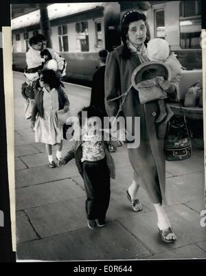 Juin 06, 1958 - elle a été prisonnier dans un harem du roi. : Vingt-cinq ans, née à Glasgow Mme Rita Nasir, est arrivé à Tilbury hier et m'a dit de sa vie de luxe comme un prisonnier dans le harem du Roi de l'Yémen. Pendant quatre mois, Mme Nasir, épouse d'un Yémen électricien, Ahmed Nasir, était sous bonne garde pour le King's 200 concubines dans le palais Royal ay au Yémen. Il y a cinq mois, au cours d'une visite ti Londres, le Prince Al Badr du Yémen a rencontré le mari de Rita et leurs cinq enfants et a invité l', ''home''.Rita a accepté de vivre dans la patrie de son mari Banque D'Images