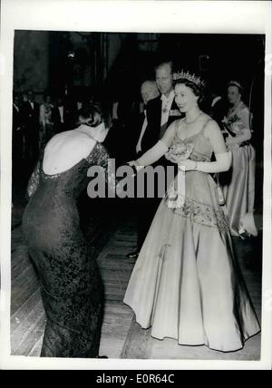 Juin 06, 1958 - Visites Reine Covent Garden de Gala. Rencontre Maria Callas : La Reine serre la main en souriant avec Maria Meneghini Callas la prima donna naissance américaine après le gala de l'opéra et ballet à Covent Garden hier soir - commémorative du centenaire de l'Opéra. Juste derrière est le duc d'Édimbourg qui célébrait son 37ème anniversaire.. Banque D'Images