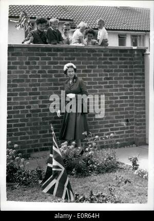 Juin 06, 1958 - Reine visite Crawley ville nouvelle. Sur le jardin mur : Sa Majesté la Reine a visité cet après-midi Crawley Nouvelle Ville.. Elle était accompagnée par le duc d'Édimbourg. Photo montre : voisins - complet avec les enfants holding flags - regardez comme la reine quitte no 26. Lady Margaret Road - après la visite de la maison cet après-midi à Crawley. Banque D'Images