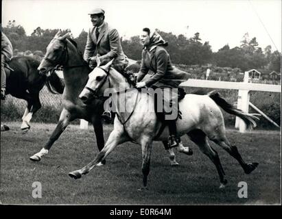 Juin 06, 1958 - LA REINE S'ÉTEINT ÉQUITATION À ASCOT - AVANT LA FOULE ARRIVER S.M. LE QUEENS a partie d'invités du château de Windsor à la célèbre Opurse - Ascot hier avant que les foules sont arrivés pour la journée de la course.. Ils ont fait tourner à partir de l'ancien moulin poster à la finale. En prenant part à la ''Race'' était la reine - Duc d'Édimbourg et la princesse Margaret - qui ''gagné'' d'une courte tête. PHOTO KEYSTONE MONTRE :- la reine avec certains de ses invités à cheval sur le cours alt Ascot. Banque D'Images