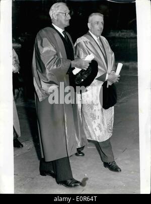 Juin 06, 1958 - Présentation des diplômes à Oxford.. Compositeur français et Sir Alan Herbert. Des personnalités de nombreux pays ont été investis en degrés à l'Sheldonia Theatre, Oxford, cet après-midi. Photo montre Sir Alan Herbert qui reçoit le diplôme de docteur en droit civil - Francis Poulenc accompagne de la France - qui a reçu le degré de docteur en musique de l'Sheldonian Theatre aujourd'hui. Banque D'Images