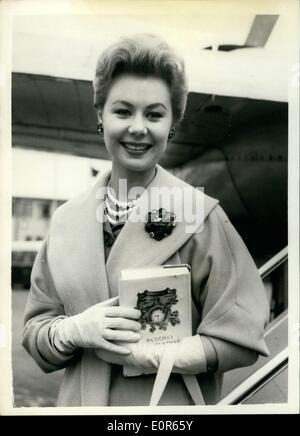 Avril 04, 1958 - Mitzi Gaynor arrive pour le première du Pacifique Sud . Mitzi Gaynor et mari Jack Bean, est arrivé à l'aéroport de Londres aujourd'hui pour la première de Mitzi's South Pacific à Londres le 21 avril. Photo Keystone montre : Mitzi Gaynor est représenté sur l'arrivée à l'aéroport de Londres aujourd'hui. H/Keystone Banque D'Images