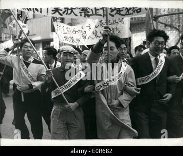 Avril 04, 1958 rassemblement anti-nucléaire - à Tokyo. Un rassemblement de masse à laquelle ont participé plus de 6 000 membres du Conseil général des syndicats du Japon, le Japon contre les bombes atomiques et les bombes à hydrogène, Fédération Nationale des Associations d'étudiants l'autonomie gouvernementale et d'autres organisations affiliées, a eu lieu au parc Hibiya, Tokyo, pour protester contre l'utilisation du Japon comme une base nucléaire. Le rallye a approuvé une résolution contre l'arme nucléaire qui sera livré aux gouvernements des États-Unis, de la Grande-Bretagne et l'Union Soviétique Banque D'Images