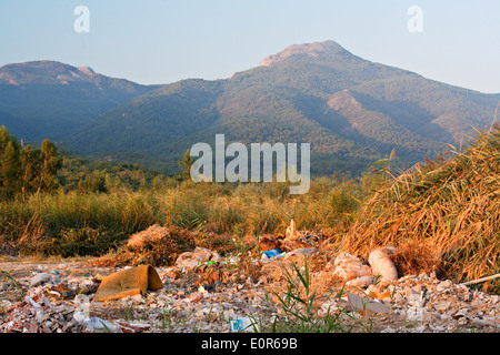 Flytipping illégale dans la campagne Banque D'Images