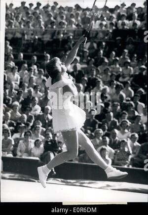 Juin 06, 1958 - L'Angleterre gagner la Coupe Wightman à Wimbledon Ann Haydon remporte son match : Photo montre Miss Ann Haydon dans jouer pendant Banque D'Images