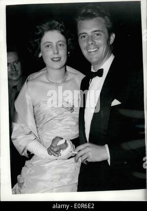 Juin 06, 1958 - Dirk Bogardt Partenaires Lady Astor. Photo montre Film star Dirk Bogarde prend la main de 27 ans de la Vicomtesse Astor au Leicester Square Theatre premiere hier soir de son film ''Le vent ne peut pas lire''. Lady Astor la seconde épouse du vicomte Astor, a été en partie pour l'Dirk premiere. Banque D'Images