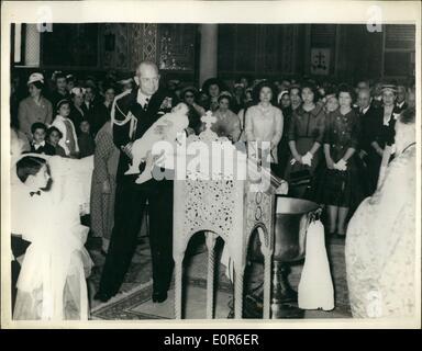 Juin 06, 1958 - Le Roi Paul et la reine Frederica de Grèce est allé(e) à le baptême du fils du capitaine et Mme hors de l'église St Denys d'Athènes récemment. Le capitaine Hors est l'ancien adjudant du roi Paul's. L'enfant a reçu les noms Paul George. Étaient également présents à la cérémonie les deux filles du couple royal, la Princesse Sophia, 20 ans, et de la princesse Irène, 16. La photo montre le roi Paul tient son filleul durant la cérémonie. Dans l'arrière-plan peut être vu (L à R) : reine Frederica, Princess Sophia et la princesse Irène. Banque D'Images