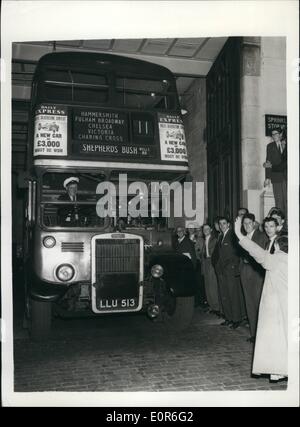 Juin 06, 1958 - Londres Les bus de retour sur la route après la photo montre la grève :- des tiers de donner un départ à ce bus n° 11 Banque D'Images