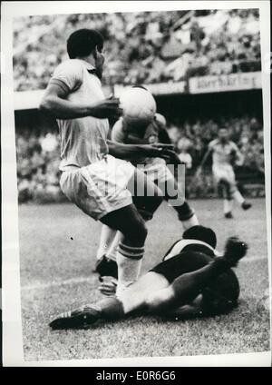 Juin 06, 1958 - Le Brésil bat la France 5-2 en demi-finale de la Coupe du monde ; photo montre l'objectif Français;keeper dives pour déjouer une attaque au cours de la demi-finale de Coupe du Monde à Stockholm, où le Brésil a battu la France par cinq buts à deux. Banque D'Images