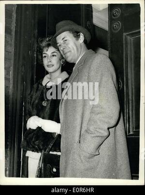 Avril 08, 1958 - Rex Harrison ici pour ''N fair lady''. Rex Harrison est arrivé ici hier par est de Londres pour la production des deux ans sur Broadway ''my fair lady'', l'adaptation de la comédie musicale de Shaw, Pygmalion. Il était accompagné de sa troisième femme. L'actrice Kay Kendall. Il est allé au théâtre Royal, Drury Lane, pour la première grande répétition. photo montre Kay Kendal mène mari Rex Harrison pour satisfaire les fans - de Drury Lane hier. Banque D'Images