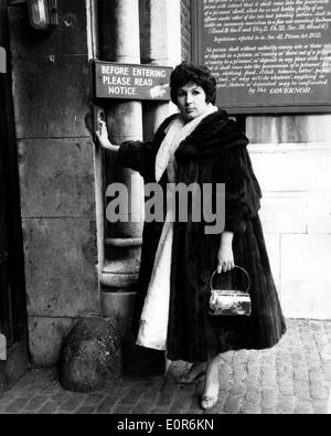 Apr 28, 1958 - Londres, Angleterre, Royaume-Uni - (photo) ALMA COGAN est un chanteur traditionnel de la musique pop dans les années 50 et Banque D'Images