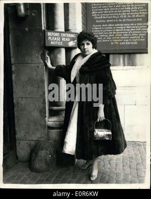 Le 28 avril 1958 - Alma Cogan va à Wormwood Scrubbs de chanter pour les prisonniers : chanteur populaire Alma Cogan est allé hier soir à l'Absinthe Banque D'Images