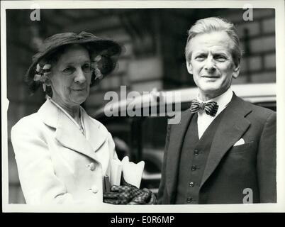 02 mai 1958 - 2-5-58 Secteur afficher le jour, Royal Academy Exposition. Le président arrive. Photo : Keystone montre sir Charles Wheeler, président de l'Académie et Lady Wheeler arrivant pour la vue privée aujourd'hui de l'exposition d'été de Burlington House. Banque D'Images