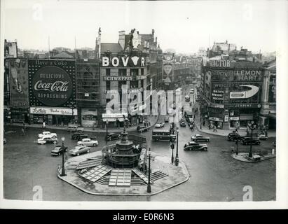 05 mai 1958 - Premier jour de la grève des bus à Londres Piccadilly Circus - pas de bus... La photo Keystone montre la scène à Piccadilly cicus juste avant 10 heures du matin. Aujourd'hui, avec des voitures - marcheurs mais pas de bus - le premier jour de la grève des buste de Londres. Banque D'Images