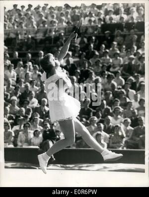 Juin 06, 1958 - L'Angleterre gagner la Coupe - Wightman à Wimbledon... et Haydon remporte son match : Photo montre Miss Ann Haydon dans jouer pendant son match avec Mlle Mi Arnold au cours de la Wightman Cup à Wimbledon cet après-midi... En remportant son match Mme Haydon a remporté la Coupe de l'Angleterre. Banque D'Images