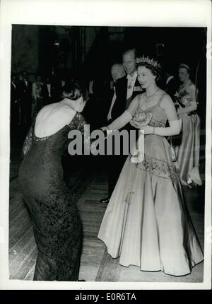 Juin 06, 1958 - Reine visite Cvent performances au jardin. Rencontre Maria Callas. : La Reine serre la main en souriant avec Maria Meneii Callas la prima donna naissance américaine - le transmetteur et l'opéra gala bulletin de rendement au Covet Jardin hier soir - lieu pour commémorer la centerary de l'Opéra. Juste derrière est le duc d'Édimbourg qui célébrait son anniversaire 37t. Banque D'Images