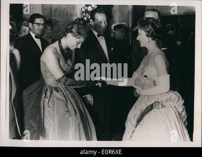 Mai 05, 1958 - La princesse Margaret assiste à la première mondiale de ''La Clef'' : Son Altesse Royale la princesse Margaret la nuit dernière a assisté à la première mondiale, du film ''La Clef'', dans lequel l'écran star italienne, Sophia Loren star avec William Holden et Trevor Howard- à l'Odéon, Leicester Square, Londres. La photo montre la princesse Margaret, serre la main avec Sophia Loren à l'Odéon, Leicester Square la nuit dernière. Banque D'Images