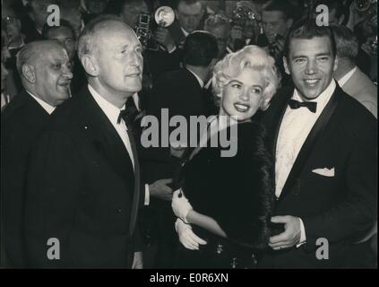 Mai 05, 1958 - il quitte le Festival de Cannes après le film de Jacques Tati "mon oncle'' a été montré. Musée Karl-May à Radebeul. Des armes à feu. Indian Pipe de l'eau. D'autres. Banque D'Images