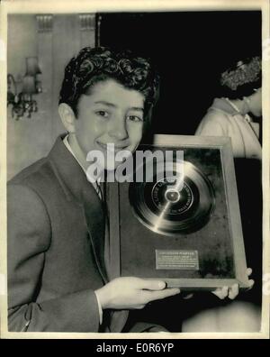 05 mai 1958 - stars de l'enregistrement en tant qu'invités au déjeuner-causerie du Variety Club : Huit des stars d'enregistrement ont été invités d'honneur à un déjeuner-causerie du Variety Club - à l'Hôtel Dorchester cet après-midi. Ils comprennent Kounen Mantovani Noir - Petula Clark et Johnnie Ray. La photo montre la star de la chanson de 14 ans Laurte Londres - avec son disque d'Or' - ont été reçus à la suite de la vente de 1 000 000 exemplaires de mote de l'un de ses records - au cours du déjeuner cet après-midi. Banque D'Images