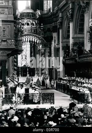 05 mai 1958 - Queen participe à son dévouement à ST .Paul's. La Reine et le duc d'Édimbourg ont assisté aujourd'hui à un service pour le redédicace du Bart des roulettes restauré de la cathédrale Saint-Paul et pour le nouveau Haut-autel en hommage aux 35,451 hommes et femmes du Commonwealth d'outre-mer qui sont morts dans les deux monde guerres. Chaussures photo la  dans la Cathédrale pendant la bénédiction par l'archevêque de sanzerbury montrant la Reine et le duc d'Édimbourg assis à la prière. Banque D'Images