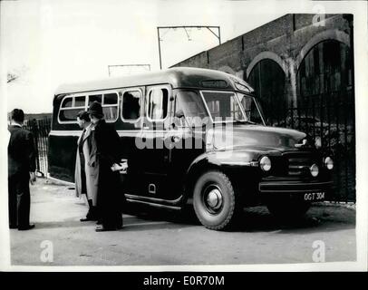 05 mai, 1958 - 43 000 Raid Banque à Londres : 43, 000 a été volé par des bandits d'une banque van à Londres aujourd'hui.Le van a été par barbu Banque D'Images