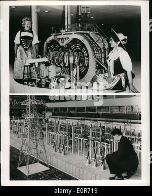 Mai 05, 1958 - paire atomes : un point fort de l'exposition à la Britannique Bruxelles (Belgique) Salon International sont la contribution à l'ère nucléaire. Photo montre deux de l'ère nucléaire britannique. expositions. Top : Swiss Misses Rose (à gauche) et Rita Kuttel avec le modèle de Zeta (Zero Energy Termonuclear Assemblée générale). Zeta en août dernier a réussi à exploiter la puissance des bombes-H pour une fraction de seconde. Bas : Modèle du haut-woltage de l'appareillage électrique de l'énergie atomique de Bradwell , en cours de construction dans le sud de l'Angleterre dans le cadre de la Grande-Bretagne, l'énergie nucléaire à l'échelle nationale. Banque D'Images