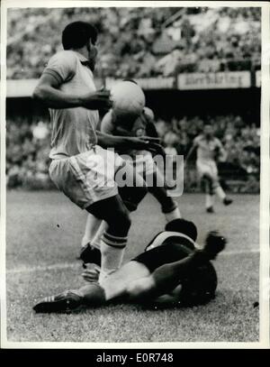 Juin 06, 1958 - Le Brésil bat la France 5-2 en demi-finale de la Coupe du monde. Photo montre : le gardien de but français plonge pour un papier d'attaque brésilien - lors de la Coupe du Monde de demi-finale à Stockholm, où le Brésil a battu la France par cinq buts à deux. Banque D'Images