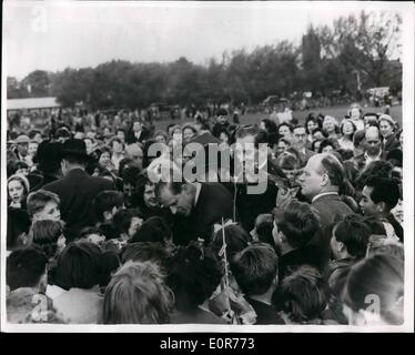 05 mai 1958, duc d'Édimbourg - nouvelles visites terrains de jeux : H.R.H, le duc d'Édimbourg a rendu visite hier à l'emplacement du nouveau jeu à Wanstead Flats, Essex. Sa tournée des champs a dû être abandonné lorsqu'il était "obbed" par une immense foule d'enfants enthousiastes. Il avait une lutte à faire passer ensuite à sa voiture. La photo montre le duc entouré par les jeunes heureux au cours de sa visite. Banque D'Images