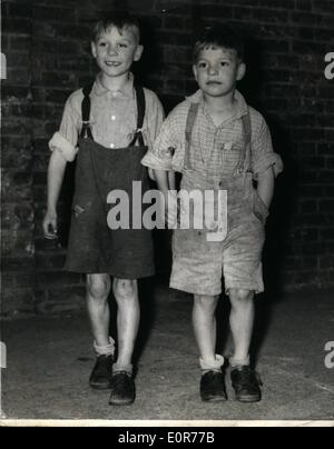 Mai 05, 1958 - Jeune a échappé comme ''Golden Arrow'' bateau train passe au-dessus de lui. Le conducteur de la flèche d'or train bateau bloqué ses freins hier - pour arrêter le train géant à Birxto S.W. Gare de London hier - et de dessous le moteur énorme rampa 5 ans Richard Brown - et jusqu'à son frère grimed - 7 ans Peter qui était monté sur la plate-forme avant que le train n'arrive. Les garçons ont joué de l'école - l'école buissonnière et étaient en train de jouer sur les lignes de chemin de fer. photo montre Richard Brown (à droite) et son frère Peter - après l'évasion d'hier. Banque D'Images