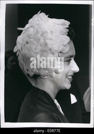 05 mai 1958 - la princesse Margaret visite l'hôpital de Lewisham. Expositions de photos : la princesse Margaret porte un chapeau à pétales blancs lors de sa visite à l'hôpital de Lewisham, lorsqu'elle a ouvert hier le nouveau service d'hospitalisation d'environ 200,000 patients externes. Banque D'Images