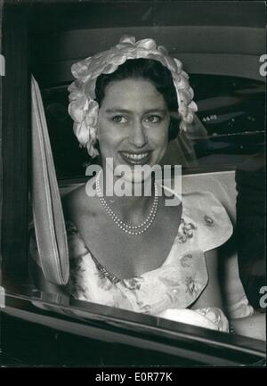 Mai 05, 1958 - Original Photo La princesse Margaret en Guyane Britannique visites housing estate. La photo montre la princesse Margaret smiles Banque D'Images