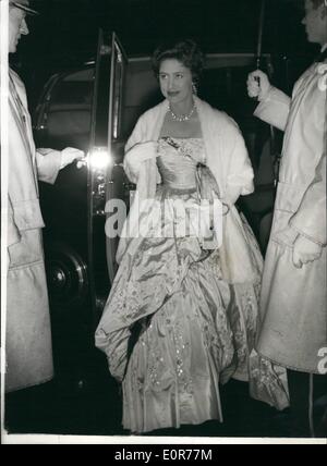 Mai 05, 1958 - La princesse Margaret assiste à la première mondiale de la clé : Son Altesse Royale la princesse Margaret en photo ce soir comme elle est arrivée à l'Odéon, Leicester Square, pour le Royal Première mondiale du film ''La Clef'', dans lequel l'écran star italienne Sophia Loren stars avec William Holden et Trevor Howard. Banque D'Images