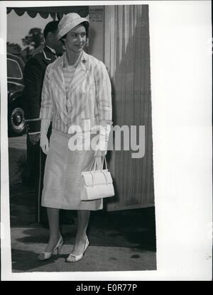 Mai 05, 1958 - Le Prince ''Sunshine'' La princesse Margaret à Greenford : la princesse Margaret portait une tenue à la mode estivale de soie pâle lorsqu'elle s'est rendue à Greenford, Middlesex aujourd'hui. Son blaser rayée était portée sur un chemisier avec une jupe ramasser les rayures plus foncées. Ses sandales bout ouvert et l'oeil chapeau à son tour - bas bord terminé l'ensemble. Banque D'Images
