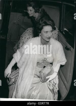 Mai 05, 1958 - La princesse Margaret voit ''My Fair Lady'' : Photo montre à la très charmante - S.A.R. la princesse Margaret - à l'arrivée au Théâtre de Drury Lane hier soir pour voir le spectacle musical ''My Fair Lady' Banque D'Images