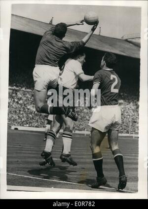 Mai 05, 1958 - rer et Bolton Manchester United a battu 2-0 ; Photo montre Manchester United gardien H. Gregg (gauche) atteint d'enregistrer à partir de Bolton Handerers Capitaine et avant-centre Nat Lofthouse (centre0 au cours de la F.A. Cup à Wembley finale cet après-midi. Bolton Wanderers a gagné 2-0. Banque D'Images