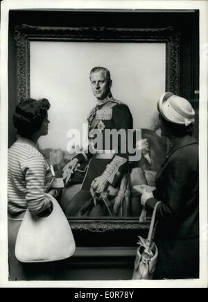 Mai 05, 1958 - Private view journée au Royal Academy. Portrait inachevé du prince Philip. Photo : Keystone montre aux visiteurs de Burlington House aujourd'hui à vue privée de la Royal Academy Summer Exhibition, regardant le portrait inachevé du prince Philip, duc d'Édimbourg. C'est le travail de David Jagger et a été commandé par le Welsh Guards. L'artiste est mort en janvier dernier avant la peinture est terminée.NSI/Keystone Banque D'Images