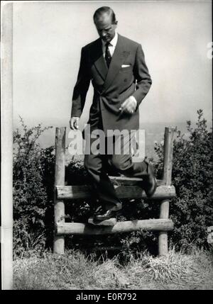 Mai 05, 1958 - Duc d'Ediburgh institut de recherche Prairies visites. : S.A.R. le duc d'Édimbourg ce matin a effectué une visite à Banque D'Images