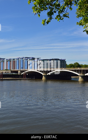 Pont ferroviaire de Victoria et Chelsea Bridge Wharf, Battersea, Londres, Royaume-Uni Banque D'Images