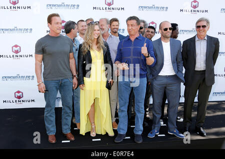 Arnold Schwarzenegger, Antonio Banderas, Glen Powell, Ronda Rousey, Kelsey Grammer, Kellen Lutz, Sylvester Stallone, Mel Gibson, Victor Ortiz, Jason Statham, Wesley Snipes und Harrison Ford pendant les 'The Expendables 3' photocall à la 67ème Festival du Film de Cannes le 17 mai 2014/photo alliance Banque D'Images