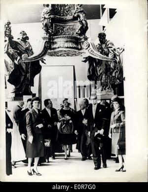 Juin 23, 1958 - Le Prince Rainier et la Princesse Grace Visitez l'Exposition Internationale de Bruxelles. Photo montre : le Prince Rainier et la Princesse Grace de Monaco - vu au cours de leur visite du Pavillon du Vatican - dans leur récente visite à l'Exposition Internationale de Bruxelles. Banque D'Images