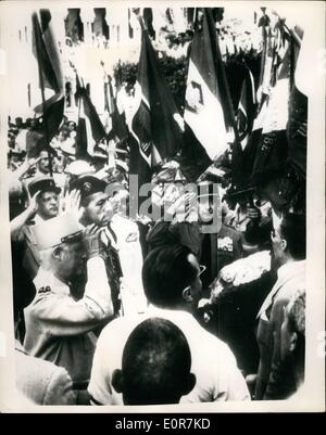 Mai 05, 1958 - La France fait face à la révolte en Algérie : les colons français en Algérie la nuit dernière se révoltèrent contre le Gouvernement de Paris. Ils étaient dirigés par 50 ans, le général Jacques Massu, commandant de la région d'Alger. La station radio d'Alger, les rebelles s'- Général Massu et mis en place ce qu'il a long terme un ''Comité de salut public'' - comprenant trois Colonela - sept civils et lui-même. Il a également installé le président Coty pour exiger la mise en place d'un ''Gouvernement de la Sécurité publique'' en France pour s'assurer que l'Algérie demeure le français quel que soit le coût Banque D'Images