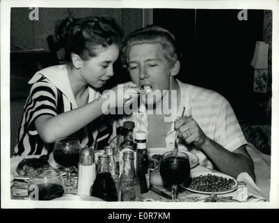 Mai 05, 1958 - Le chanteur Jery Lewis et son enfant mariée : Jerry Lewis chanteur peut avoir coupé court à sa tournée théâtrale de la Grande-Bretagne - en raison de la publicité sur son épouse de 13 ans. Il a été dit que le mariage à Mrya ont eu lieu avant son divorce avec sa deuxième femme avait été obtenue. Lorsqu'il s'est présenté à la Grenade, Tooting - une foule d'adolescents se tenait devant la scène doot scandant ''Nous détestons Jerry Lewis'', ''Babysnatcher'' et ''Le regarder sa femme hors de la roue dans la pram''. Le Myra Photo montre femme 13 ans - rss Jerry Lee Lewis - dans leur chambre d'hôtel hier soir. Banque D'Images