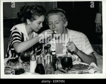 Mai 05, 1958 - Le chanteur Jery Lewis et son enfant mariée : Jerry Lewis chanteur peut avoir coupé court à sa tournée théâtrale de la Grande-Bretagne - en raison de la publicité sur son épouse de 13 ans. Il a été dit que le mariage à Mrya ont eu lieu avant son divorce avec sa deuxième femme avait été obtenue. Lorsqu'il s'est présenté à la Grenade, Tooting - une foule d'adolescents se tenait devant la scène doot scandant ''Nous détestons Jerry Lewis'', ''Babysnatcher'' et ''Le regarder sa femme hors de la roue dans la pram''. Le Myra Photo montre femme 13 ans - rss Jerry Lee Lewis - dans leur chambre d'hôtel hier soir. Banque D'Images