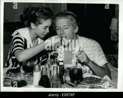 Mai 05, 1958 - Le chanteur Jerry Lewis et son enfant mariée : chanteur Jerry Lee Lewis peut avoir pour couper court à sa tournée théâtrale de la Grande-Bretagne - en raison de la publicité sur son épouse de 13 ans. Il a été dit que le mariage de Mra ont eu lieu avant son divorce avec sa deuxième femme avait été obtenue. Lorsqu'il s'est présenté à la Grenade, Tooting une foule d'adolescents se tenait devant la scène doot scandant ''Nous détestons Jerry Lewis'', ''Babysnatcher'' et ''Le regarder sa femme hors de la roue dans un landau''. Le Myra Photo montre femme 13 ans foods Jerry Lee Lewis dans leur chambre d'hôtel hier soir. Banque D'Images