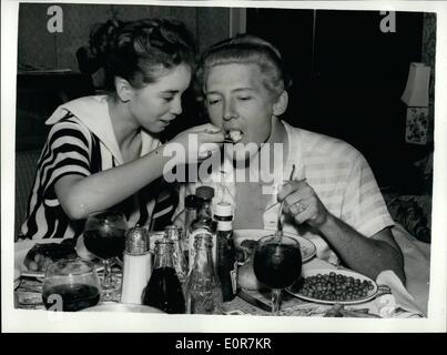 05 mai 1958 - le chanteur Jerry Lewis et son enfant mariée : le chanteur Jerry Lee Lewis pourrait devoir couper court à sa tournée théâtrale en Grande-Bretagne - en raison de la publicité sur sa mariée de treize ans. Il a été dit que le mariage avec MRA a eu lieu avant que son divorce d'avec sa deuxième épouse ait été obtenu. Quand il est apparu au Granada, Tooting une foule d'adolescents se tenait devant la scène en chantant ''We Hate Jerry Lewis'', ''Babysnatcher'' et ''regardez-le rouler sa femme dans une poussette''. La photo montre Myra la femme de treize ans qui nourrit Jerry Lee Lewis dans leur chambre d'hôtel hier soir. Banque D'Images