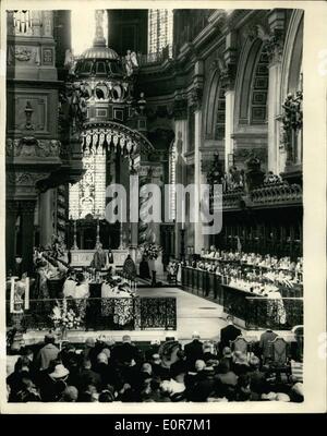 Mai 05, 1958 - La reine assiste à l'inauguration du St. Paul's : H. M. la Reine et le duc d'Édimbourg ont assisté aujourd'hui à un service pour le dévouement de l'Est de Saint Paul's. Cathédrale et le dévouement du nouveau maître-autel en mémoire des 235 451 hommes et femmes de l'Outre-mer du Commonwealth qui sont morts dans les deux guerres mondiales. Photo montre la scène de la cathédrale au cours de la bénédiction par l'archevêque d'Sanserbury montrant la Reine et le duc d'Édimbourg assis à la prière. Banque D'Images