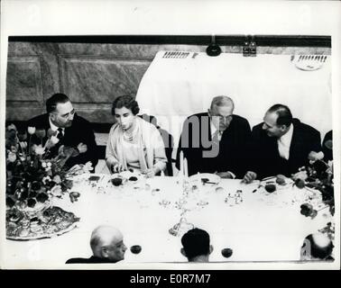 Mai 05, 1958 - Déjeuner-causerie de l'OTAN au château de Fredensborg : Les délégués à la conférence de l'OTAN qui se tiendra à Copenhague, était hier l'invité du déjeuner offert par le roi du Danemark et de la Reine au château de Fredensborg dans la Nouvelle-Zélande. Photo montre (de gauche à droite) lors du déjeuner hier après-midi sont le ministre des affaires étrangères Da Cunha ; La Reine Ingrid de Danemark ; M. John Foster Dulles, le secrétaire d'État américain, et F.R. Zorlu, Ministre turc des affaires étrangères. Banque D'Images