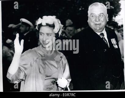 Juillet 07, 1958 - La princesse Margaret salue la foule à l'arrivée à l'aéroport de Patricia Bay en Colombie-Britannique : photo montre une charmante photo de la princesse Margaret comme elle gaiement des vagues à la foule qui la salua à son arrivée à l'aéroport de Patricia Bay, Victoria (Colombie-Britannique) à l'occasion de sa première visite au Canada. Avec son Altesse Royale est le lieutenant-gouverneur. Ross. Banque D'Images